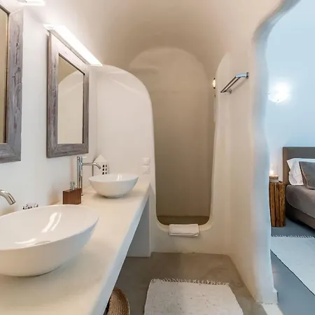 Eleni's Village Apartment